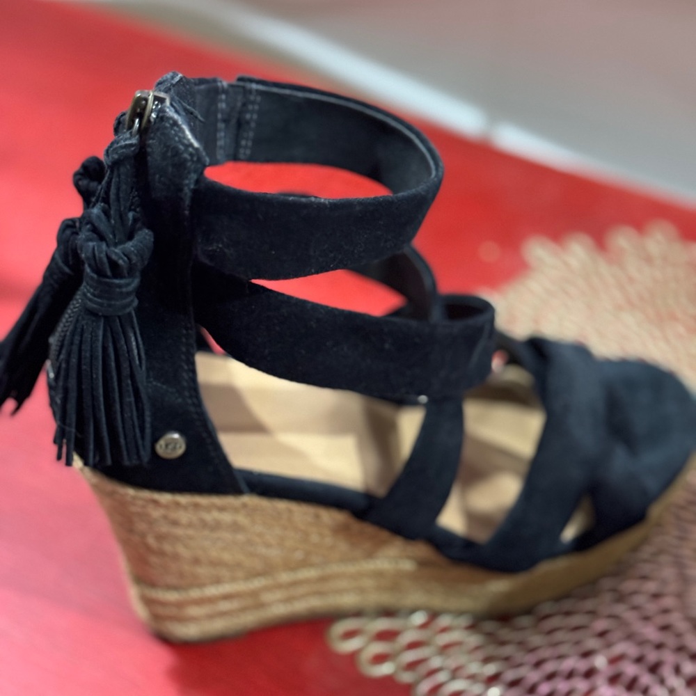 UGg suede wedges with tassels